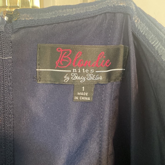 * Size 1
* Has pockets
* Strapless 
* Has only been worn once
* Has no damage - Picture 3 of 3